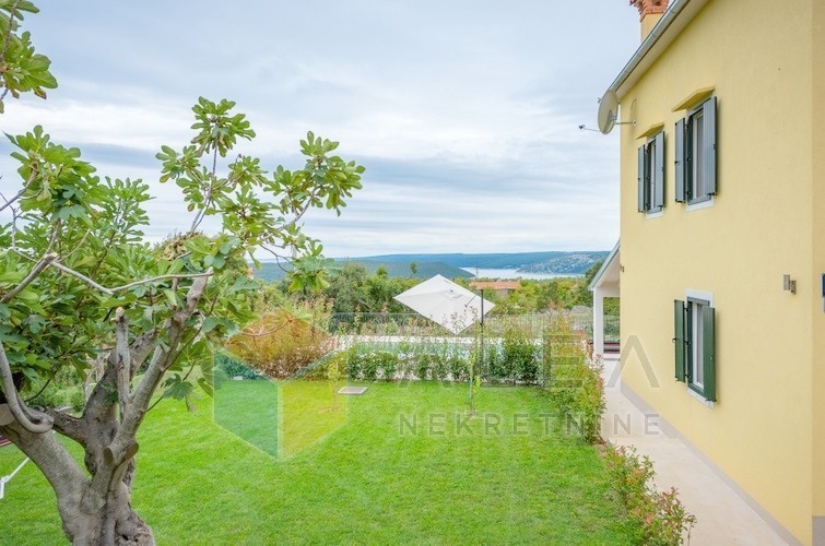 Opportunità! Casa in pietra ristrutturata in vendita in Istria con incantevole vista sul mare