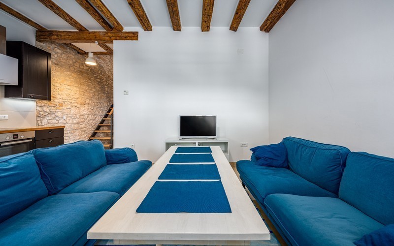 Opportunità! Casa in pietra ristrutturata in vendita in Istria con incantevole vista sul mare