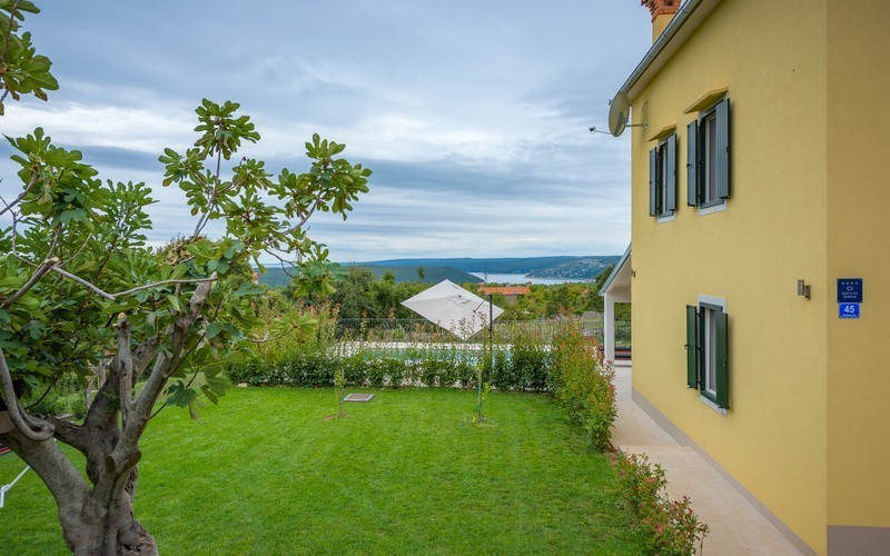 Opportunità! Casa in pietra ristrutturata in vendita in Istria con incantevole vista sul mare