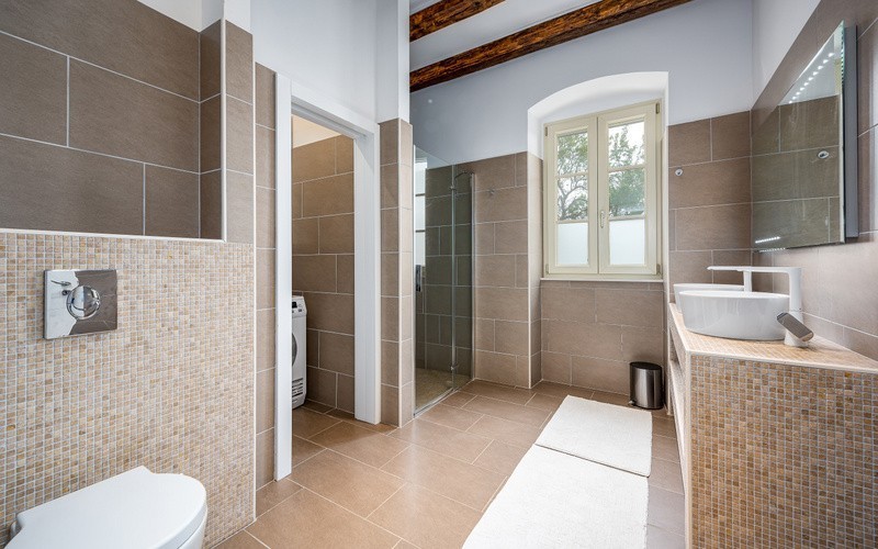 Opportunità! Casa in pietra ristrutturata in vendita in Istria con incantevole vista sul mare