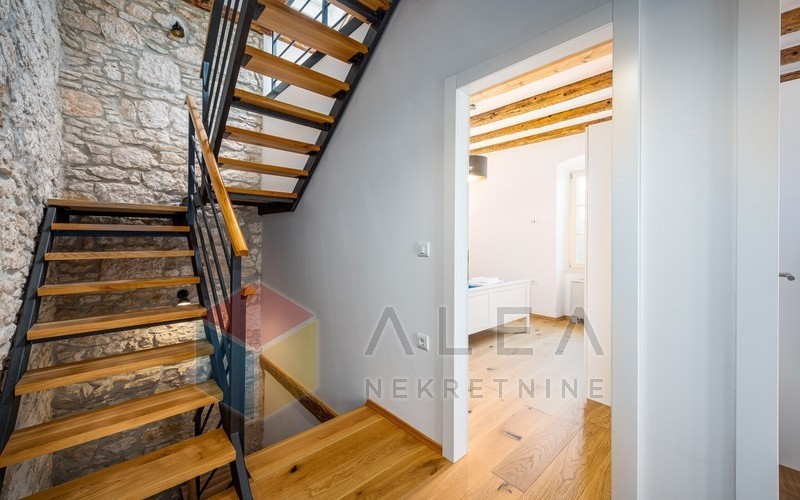 Opportunità! Casa in pietra ristrutturata in vendita in Istria con incantevole vista sul mare