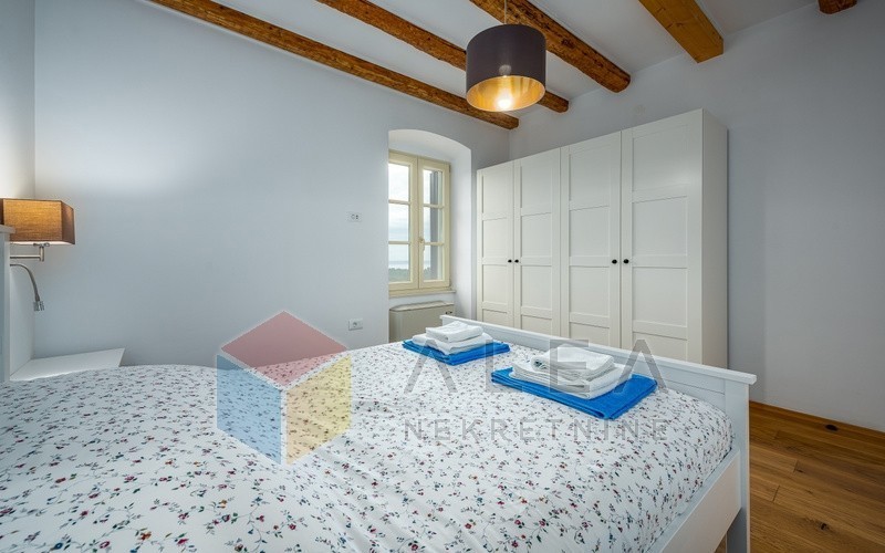 Opportunità! Casa in pietra ristrutturata in vendita in Istria con incantevole vista sul mare