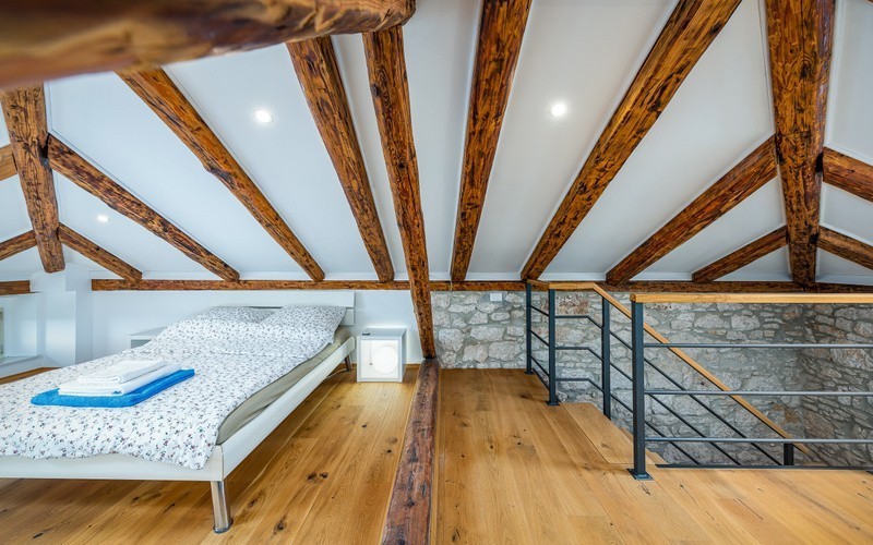 Opportunità! Casa in pietra ristrutturata in vendita in Istria con incantevole vista sul mare