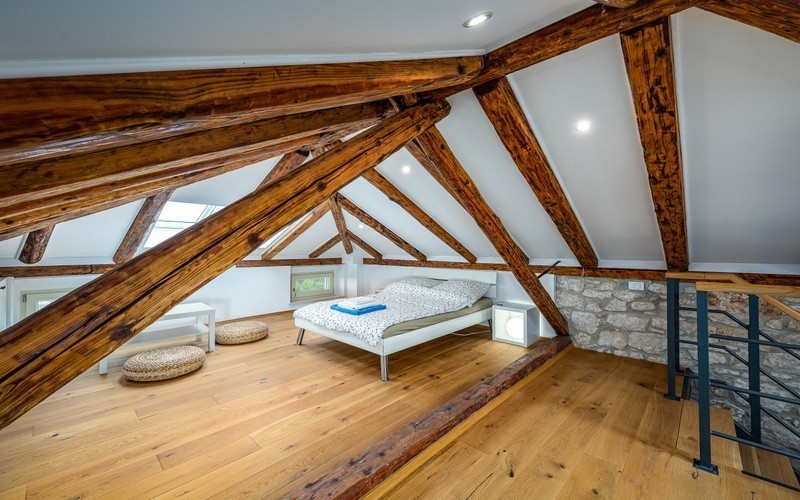 Opportunità! Casa in pietra ristrutturata in vendita in Istria con incantevole vista sul mare