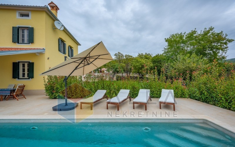 Opportunità! Casa in pietra ristrutturata in vendita in Istria con incantevole vista sul mare
