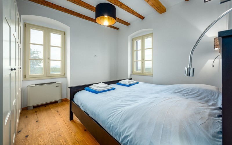 Opportunità! Casa in pietra ristrutturata in vendita in Istria con incantevole vista sul mare