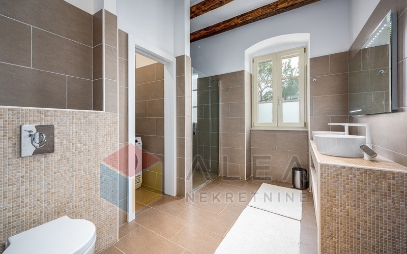 Opportunità! Casa in pietra ristrutturata in vendita in Istria con incantevole vista sul mare
