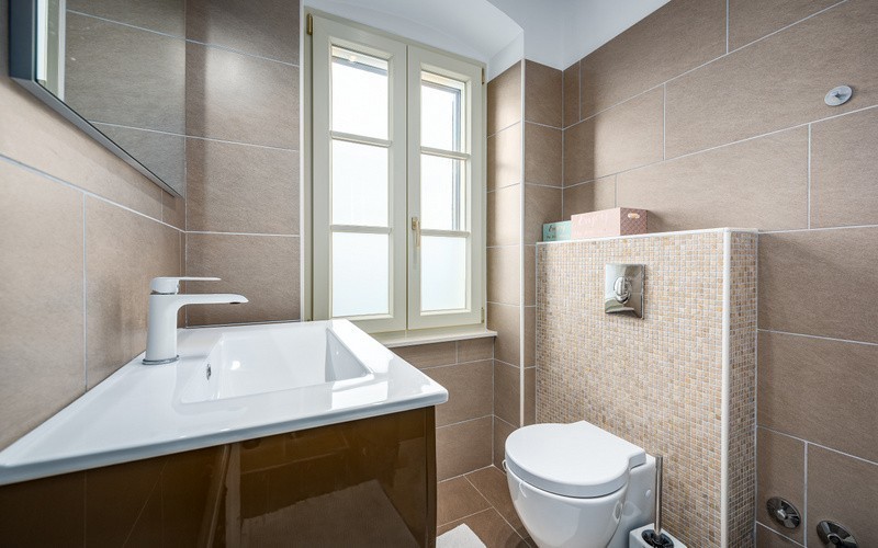 Opportunità! Casa in pietra ristrutturata in vendita in Istria con incantevole vista sul mare