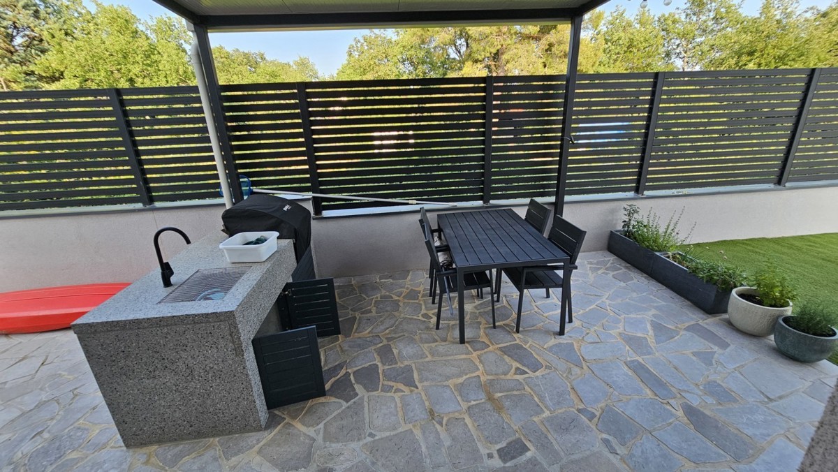 Casa bifamiliare con piscina in vendita, a soli 400 m dal mare, vicino a Cittanova, Istria