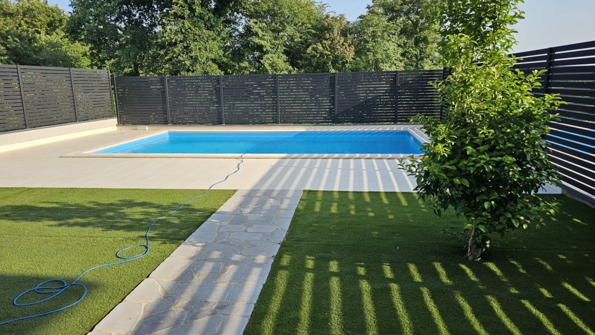 Casa bifamiliare con piscina in vendita, a soli 400 m dal mare, vicino a Cittanova, Istria