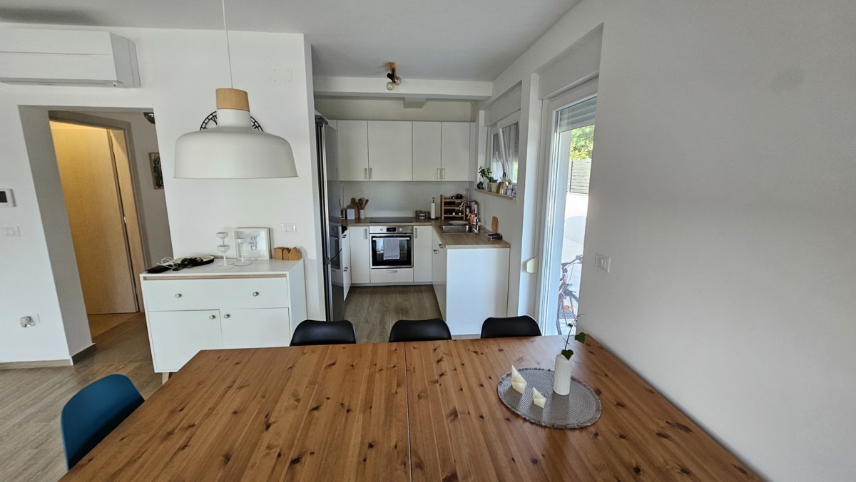 Casa bifamiliare con piscina in vendita, a soli 400 m dal mare, vicino a Cittanova, Istria