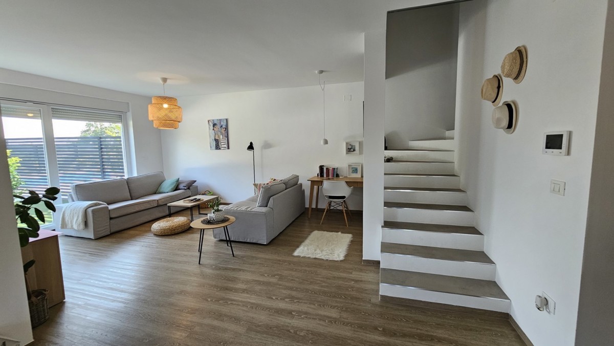 Casa bifamiliare con piscina in vendita, a soli 400 m dal mare, vicino a Cittanova, Istria