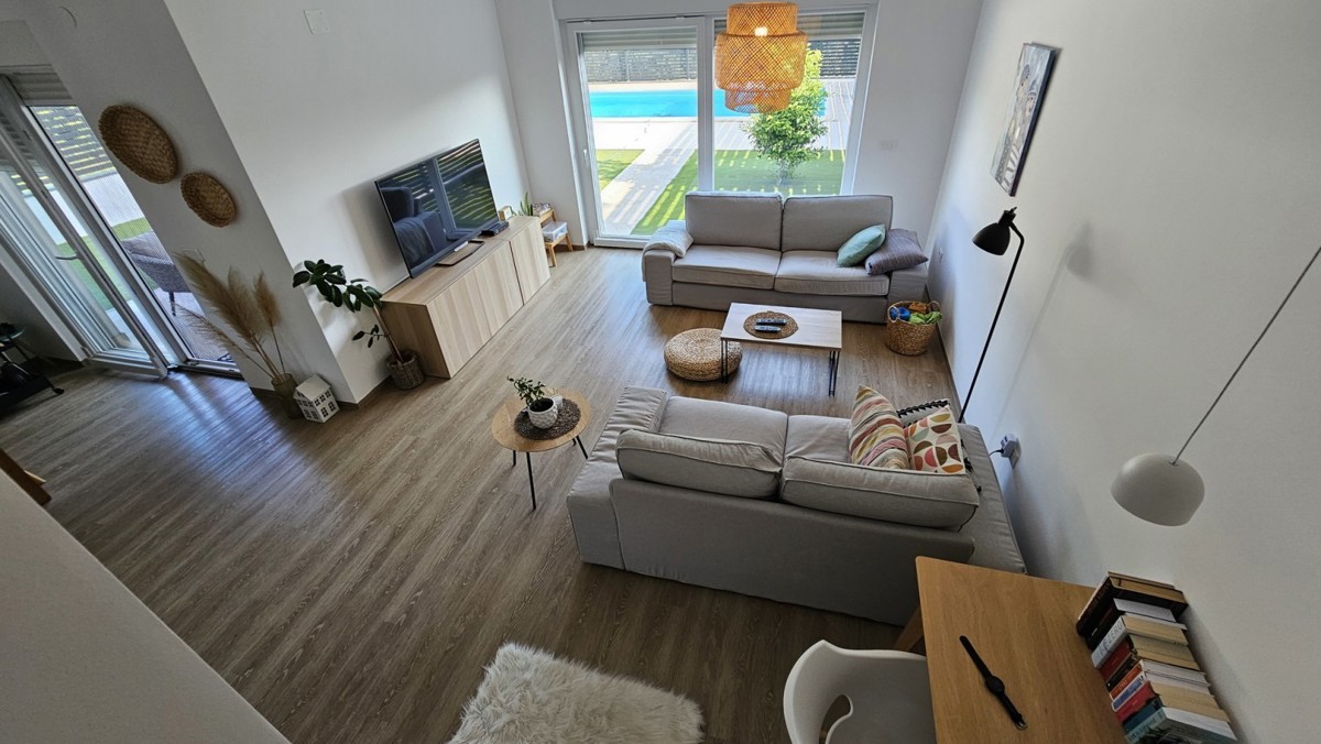 Casa bifamiliare con piscina in vendita, a soli 400 m dal mare, vicino a Cittanova, Istria