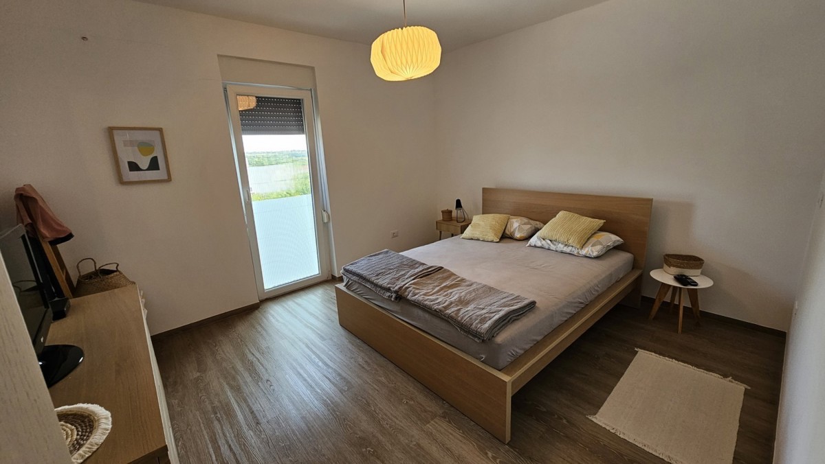 Casa bifamiliare con piscina in vendita, a soli 400 m dal mare, vicino a Cittanova, Istria