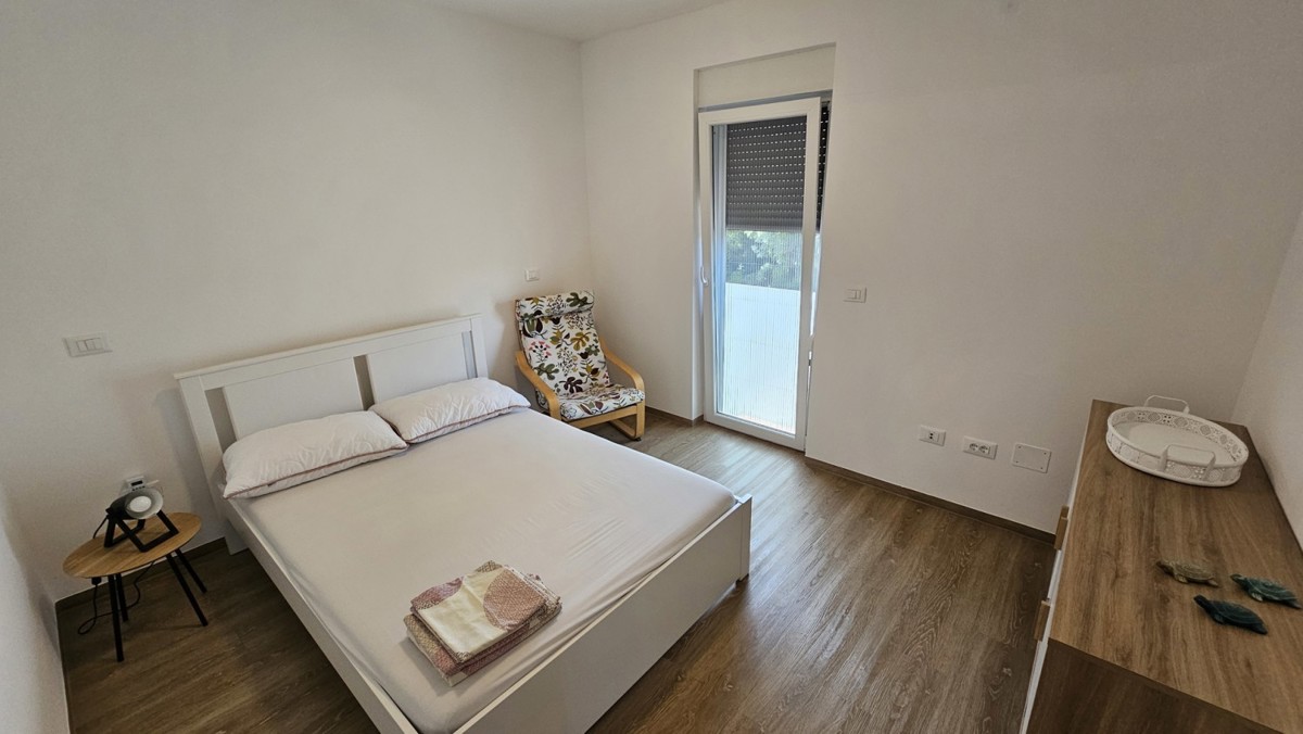 Casa bifamiliare con piscina in vendita, a soli 400 m dal mare, vicino a Cittanova, Istria