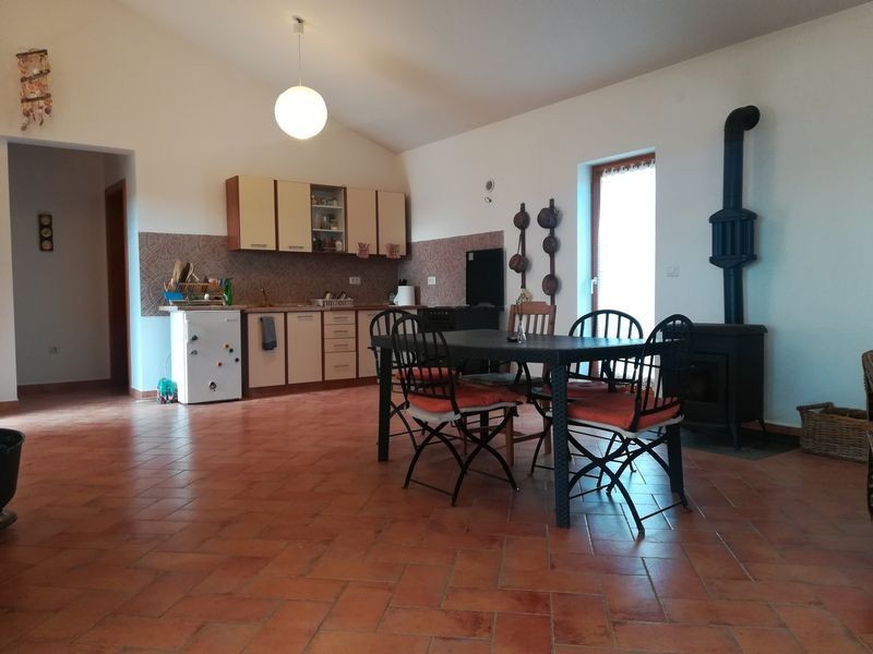 Casa con due appartamenti in vendita nei dintorni di Parenzo. Ideale per famiglia o affitto.