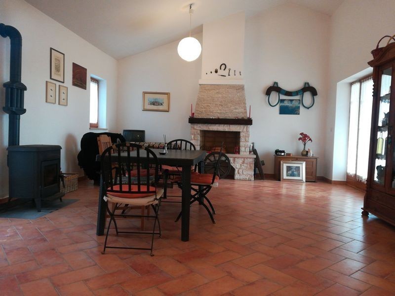 Casa con due appartamenti in vendita nei dintorni di Parenzo. Ideale per famiglia o affitto.