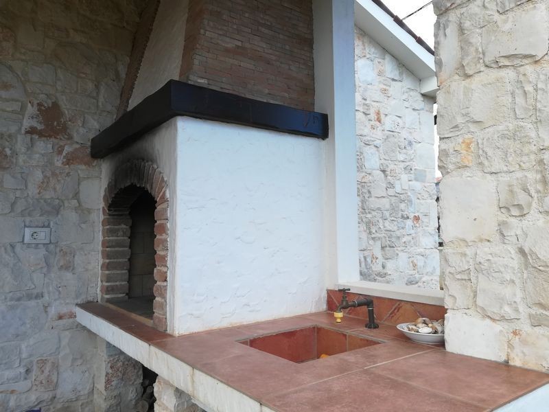 Casa con due appartamenti in vendita nei dintorni di Parenzo. Ideale per famiglia o affitto.