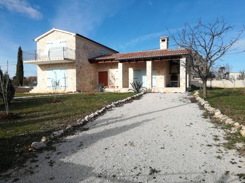 Casa con due appartamenti in vendita nei dintorni di Parenzo. Ideale per famiglia o affitto.