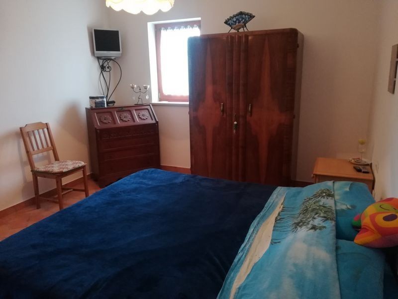 Casa con due appartamenti in vendita nei dintorni di Parenzo. Ideale per famiglia o affitto.
