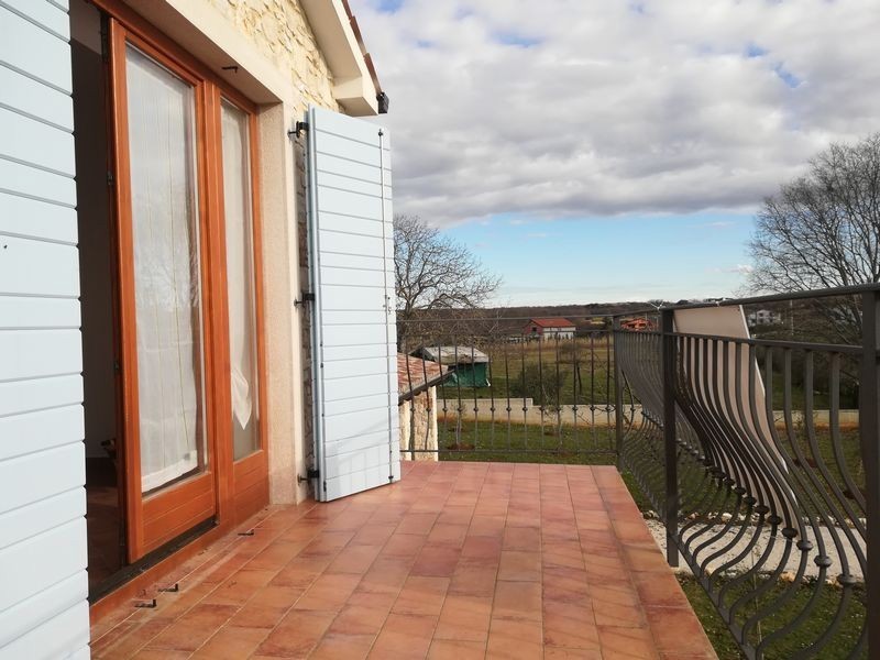 Casa con due appartamenti in vendita nei dintorni di Parenzo. Ideale per famiglia o affitto.