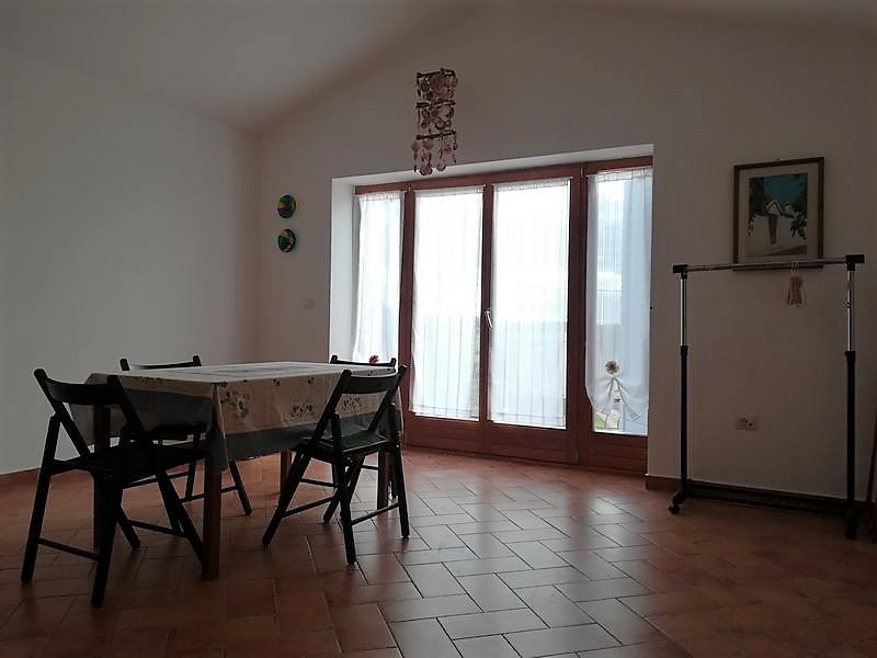 Casa con due appartamenti in vendita nei dintorni di Parenzo. Ideale per famiglia o affitto.