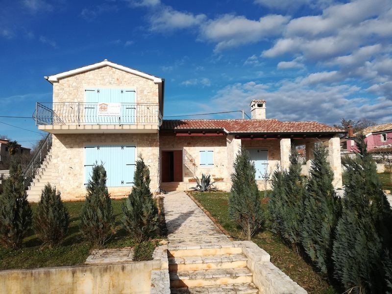 Casa con due appartamenti in vendita nei dintorni di Parenzo. Ideale per famiglia o affitto.