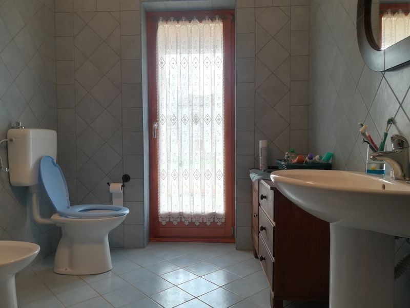 Casa con due appartamenti in vendita nei dintorni di Parenzo. Ideale per famiglia o affitto.