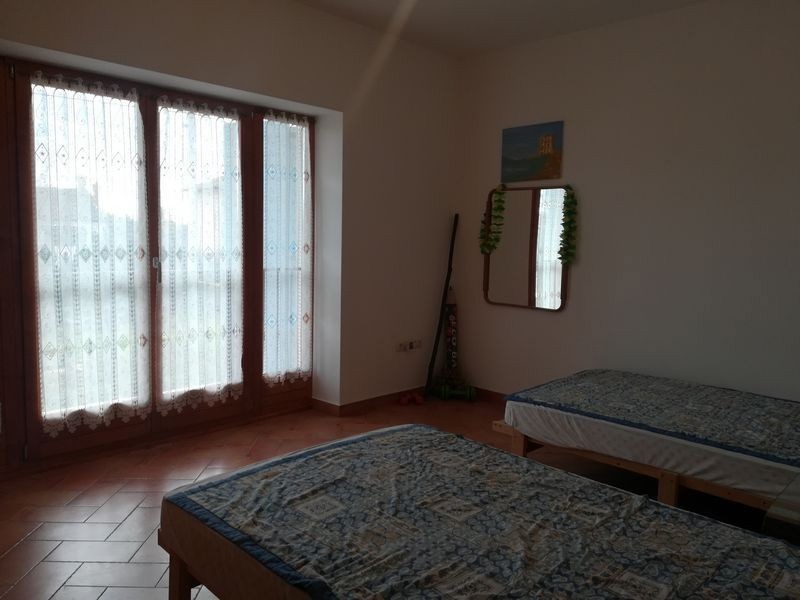 Casa con due appartamenti in vendita nei dintorni di Parenzo. Ideale per famiglia o affitto.