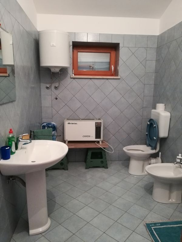 Casa con due appartamenti in vendita nei dintorni di Parenzo. Ideale per famiglia o affitto.