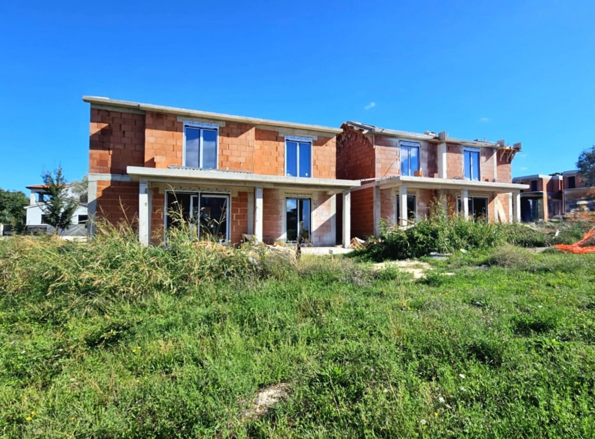 Moderna casa bifamiliare in vendita – nuova costruzione, a 5 km da Parenzo e dal mare.