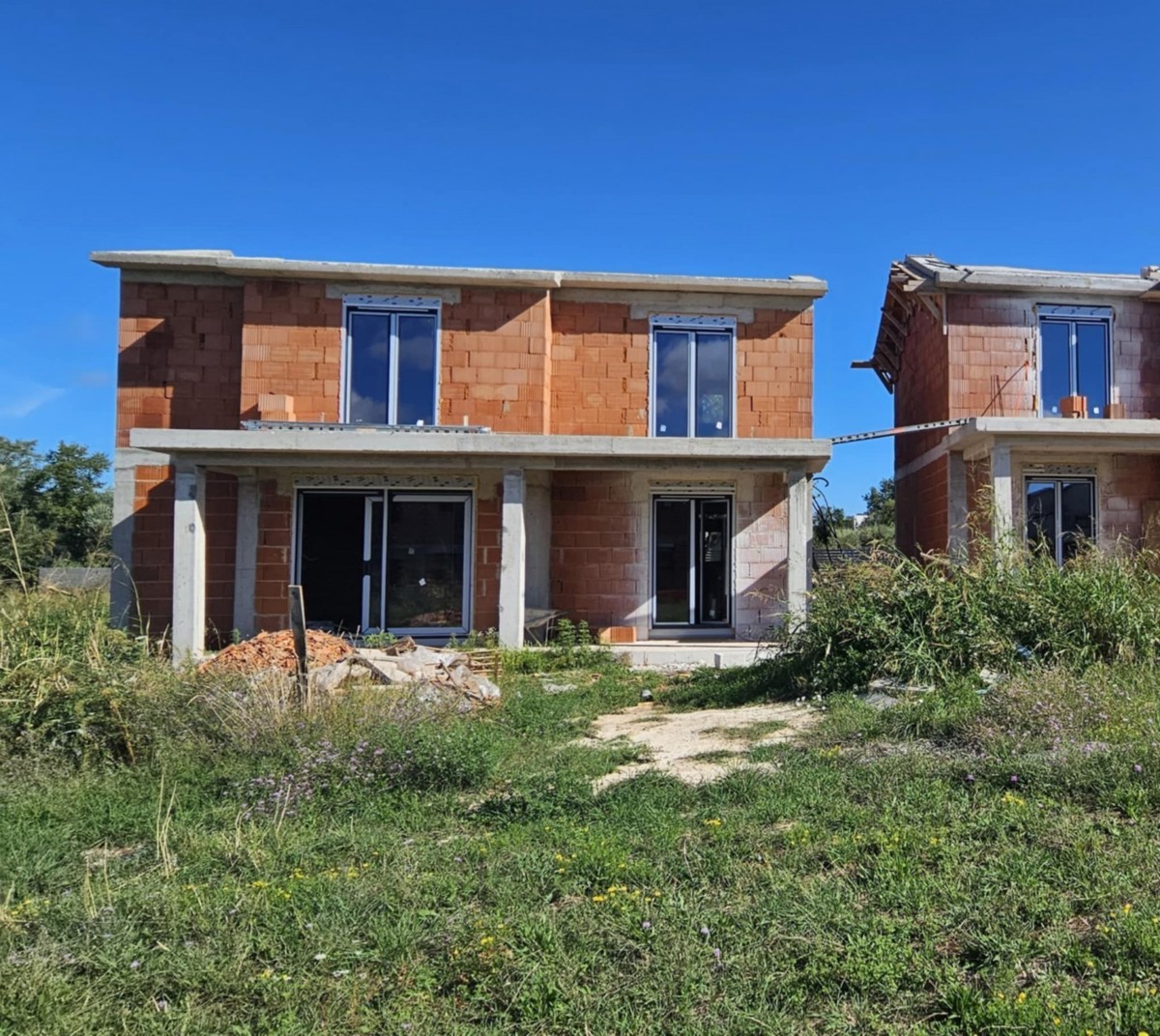 Moderna casa bifamiliare in vendita – nuova costruzione, a 5 km da Parenzo e dal mare.