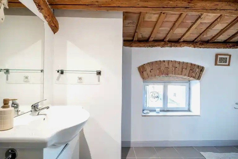 Casa in Pietra in Vendita in Istria – 4 Camere da Letto, Ristrutturata 2023, Vicino a Poreč