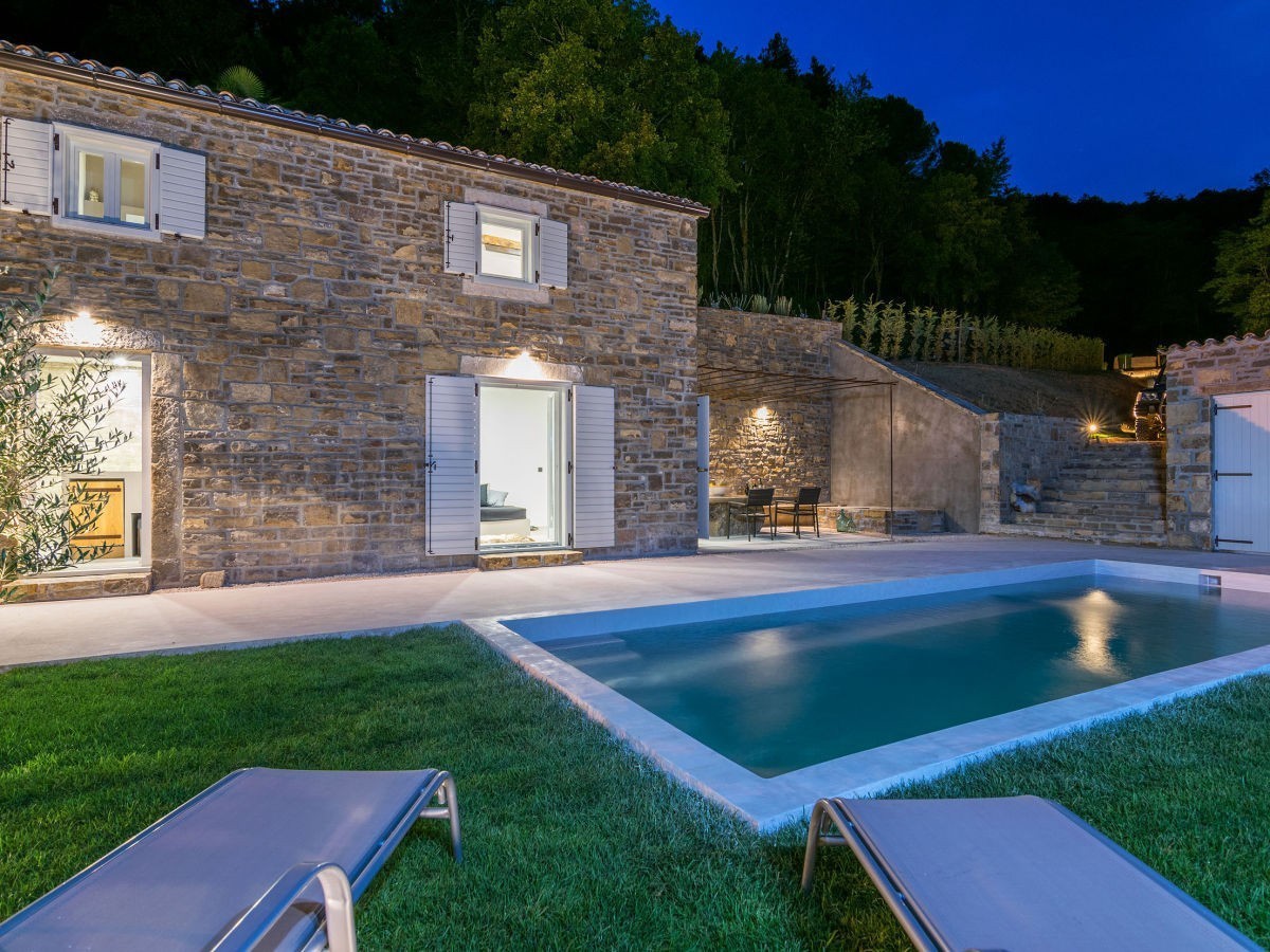 Vicino a Motovun, casa in  pietra con pisicina