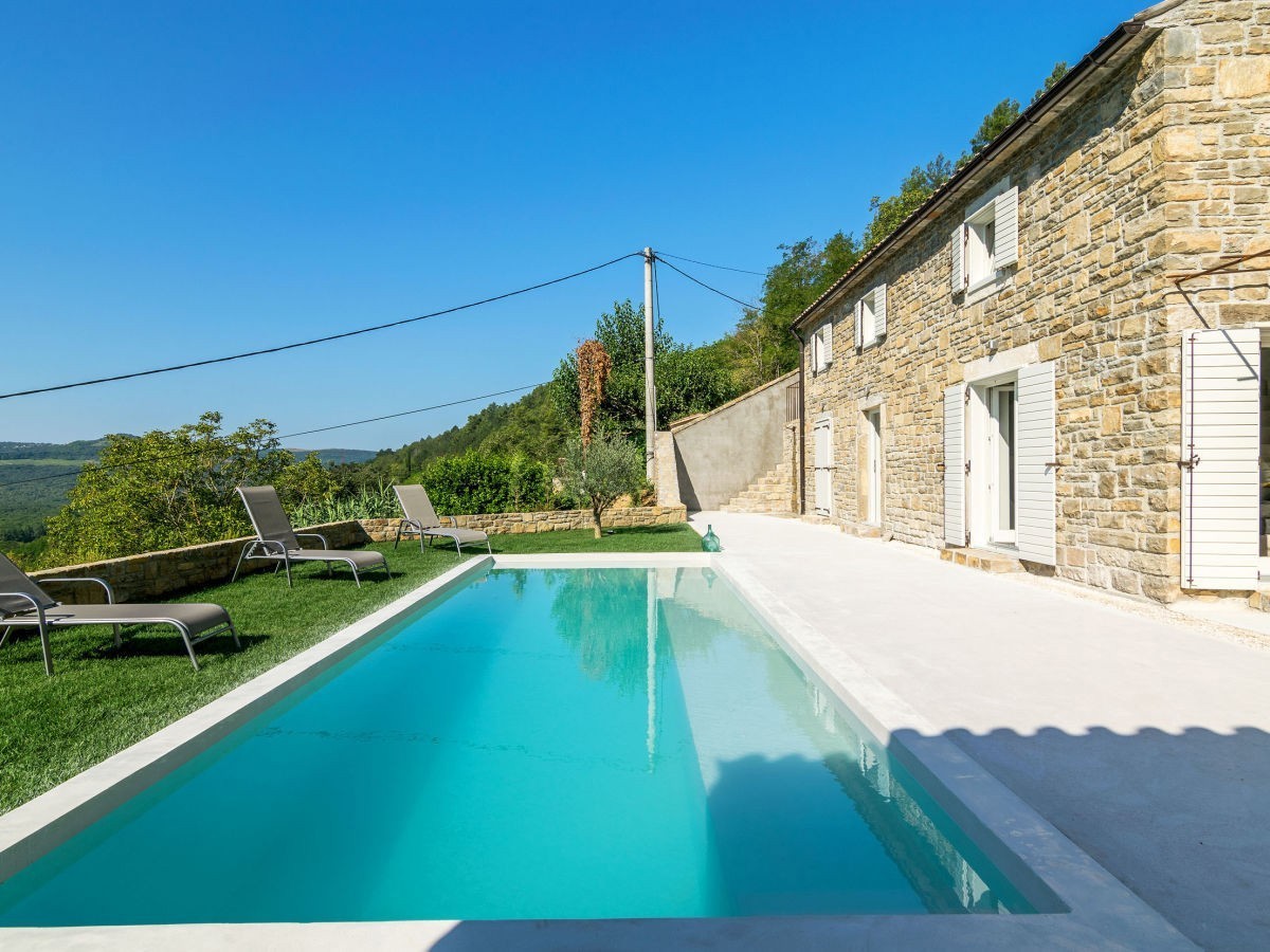 Vicino a Motovun, casa in  pietra con pisicina