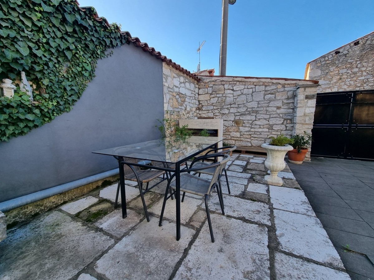 Parenzo, casa in pietra a schiera