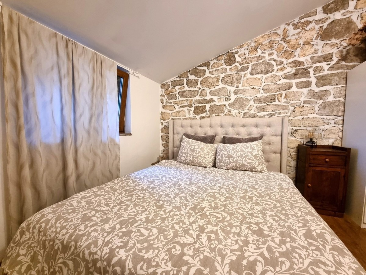 Parenzo, casa in pietra a schiera
