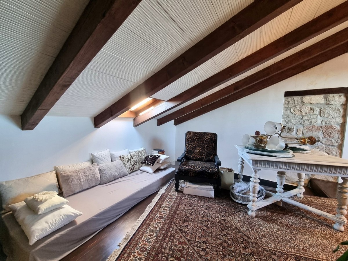 Parenzo, casa in pietra a schiera