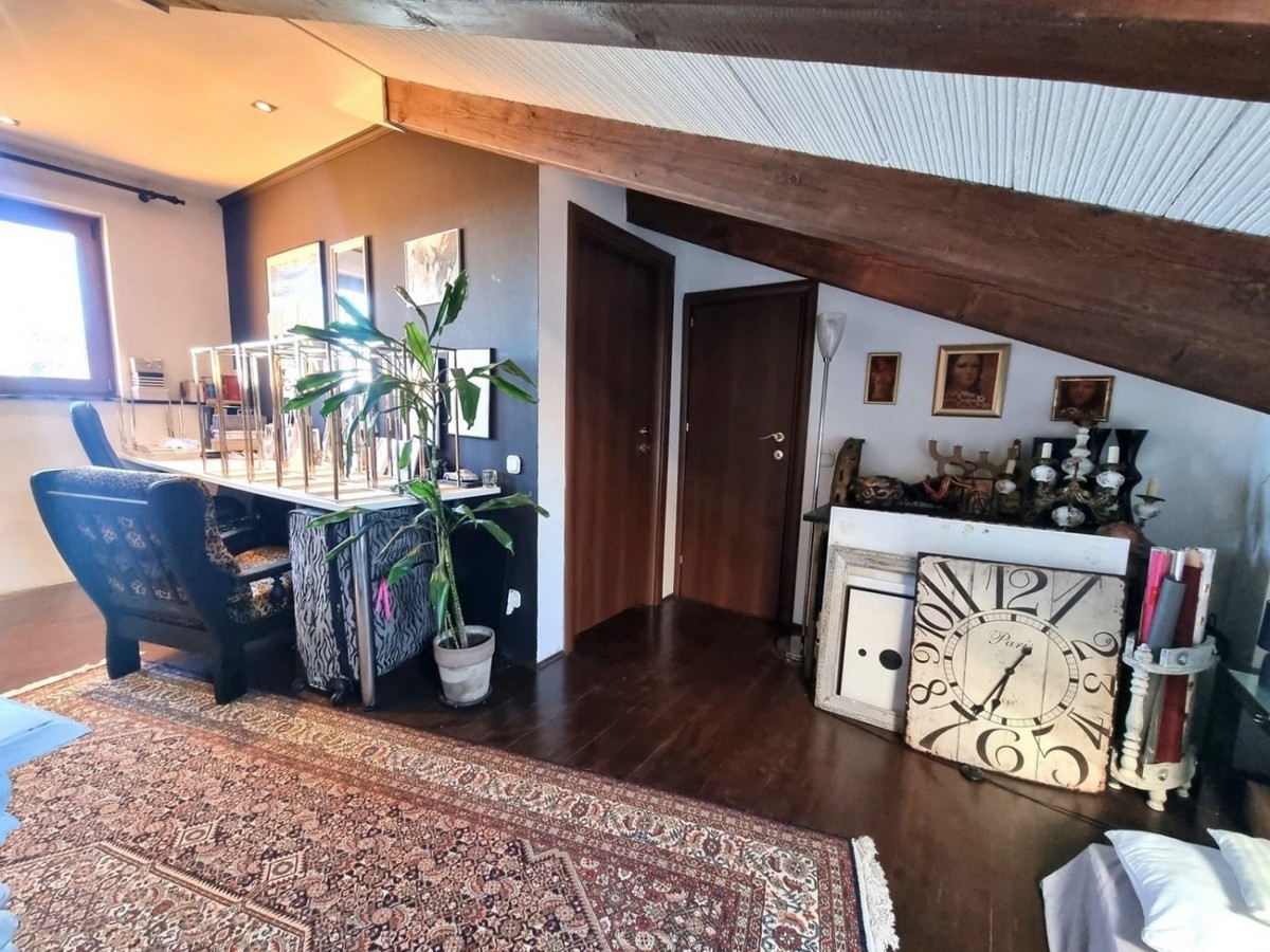 Parenzo, casa in pietra a schiera