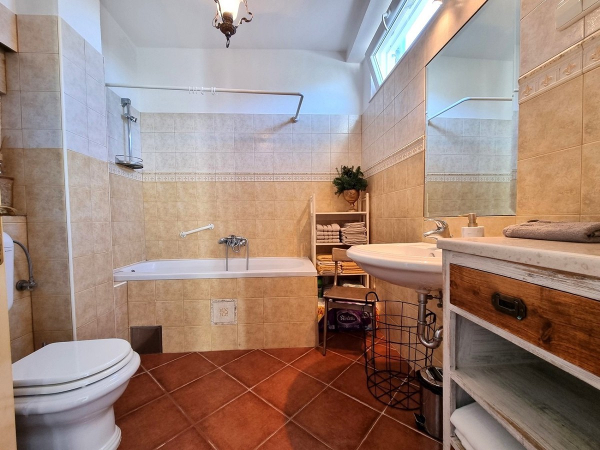 Parenzo, casa in pietra a schiera