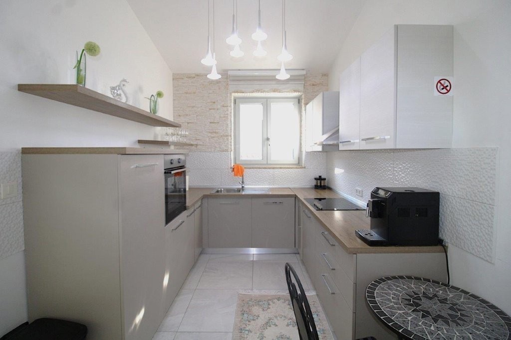 Vendesi – Casa singola mediterranea con piscina e cucina estiva, vicino a Parenzo