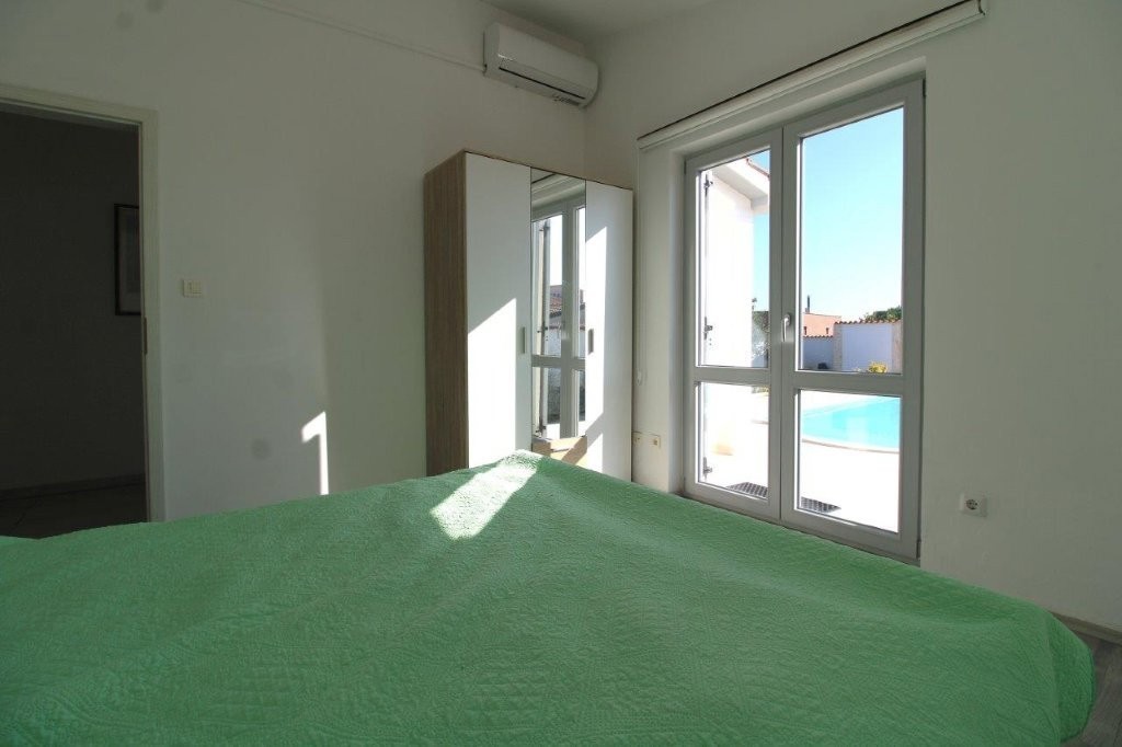 Vendesi – Casa singola mediterranea con piscina e cucina estiva, vicino a Parenzo