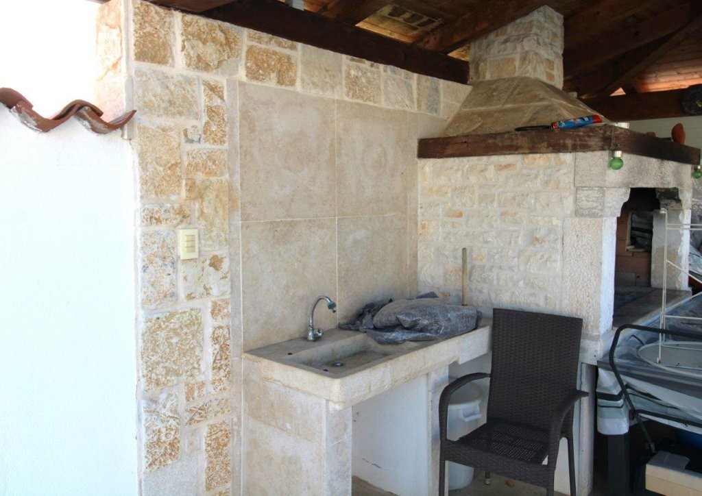 Vendesi – Casa singola mediterranea con piscina e cucina estiva, vicino a Parenzo