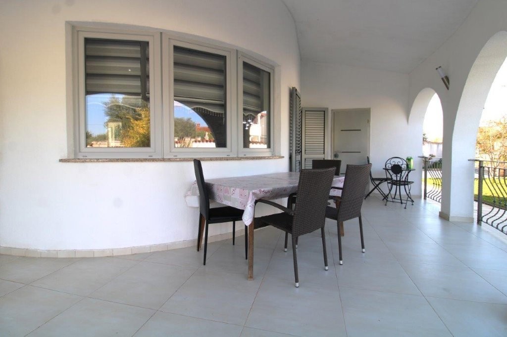Vendesi – Casa singola mediterranea con piscina e cucina estiva, vicino a Parenzo