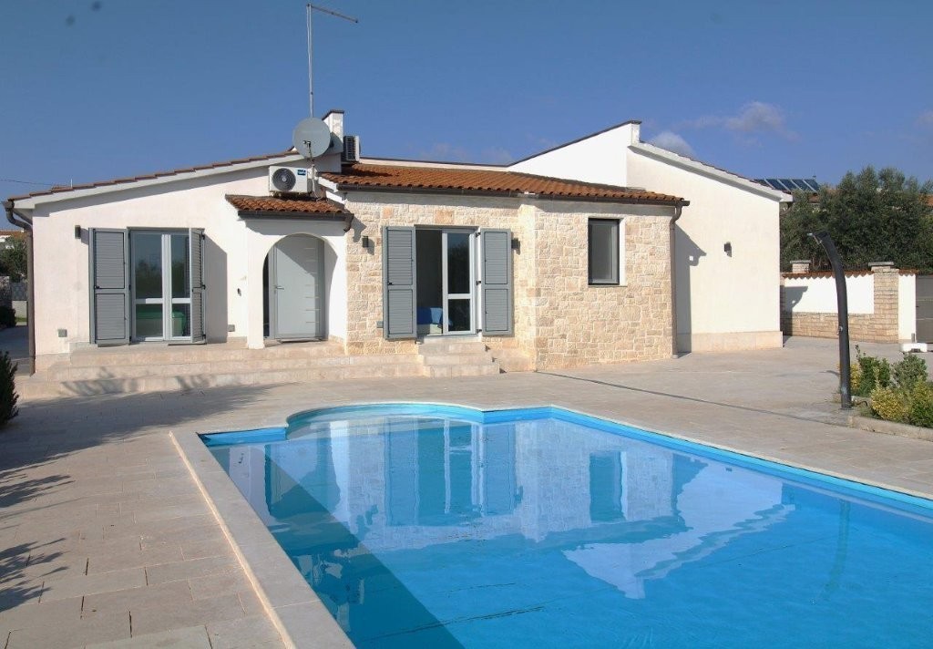 Vendesi – Casa singola mediterranea con piscina e cucina estiva, vicino a Parenzo