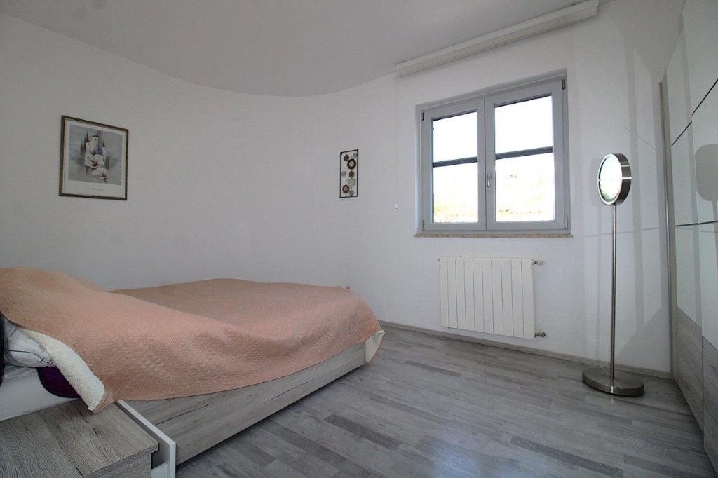 Vendesi – Casa singola mediterranea con piscina e cucina estiva, vicino a Parenzo