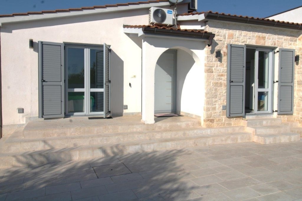 Vendesi – Casa singola mediterranea con piscina e cucina estiva, vicino a Parenzo