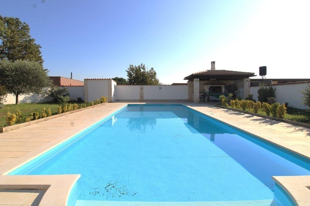 Vendesi – Casa singola mediterranea con piscina e cucina estiva, vicino a Parenzo