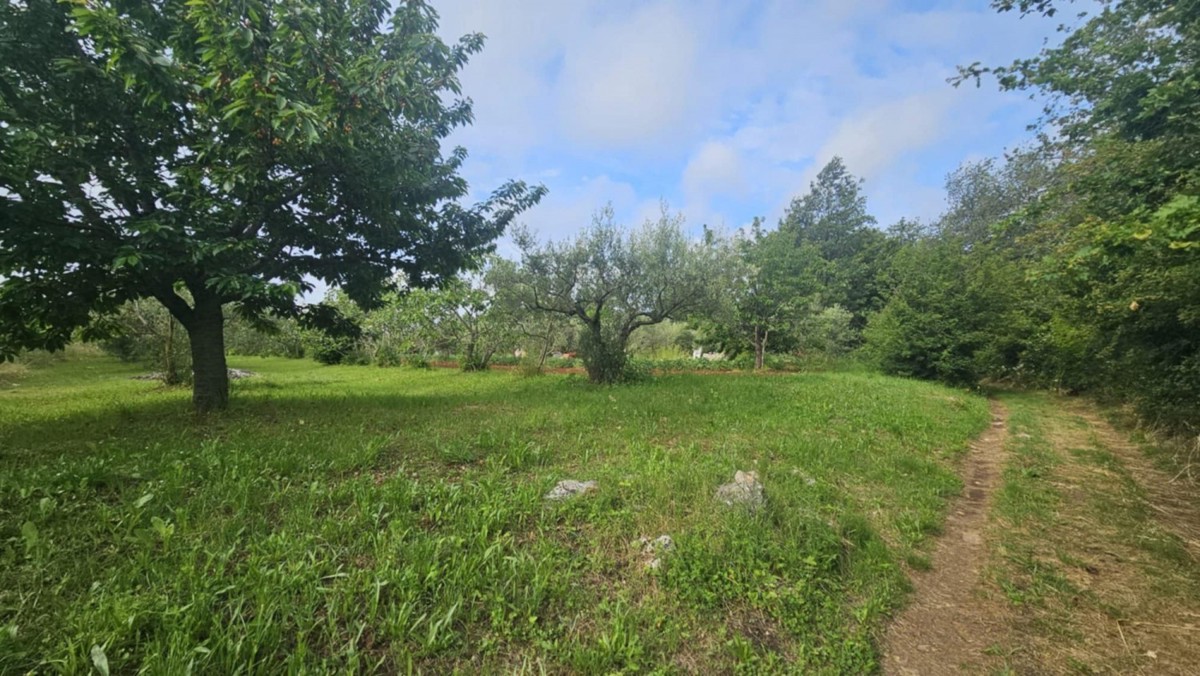 Terreno edificabile di  a Parenzo, a circa 1500 m dal mare