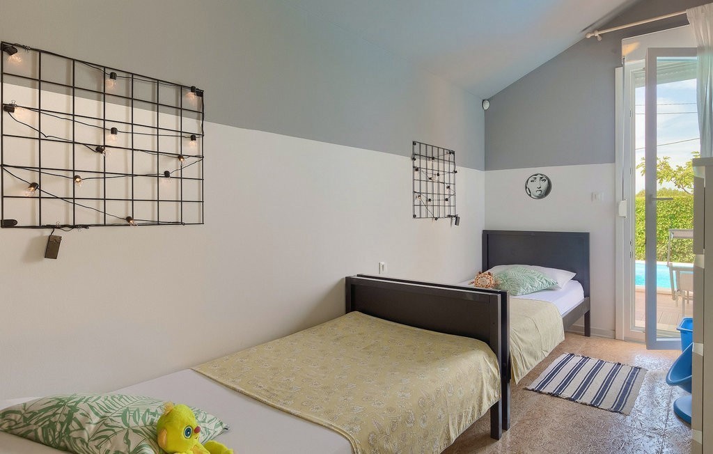 In vendita: casa  con piscina vicino a Parenzo – 120 m², arredata, affitto avviato
